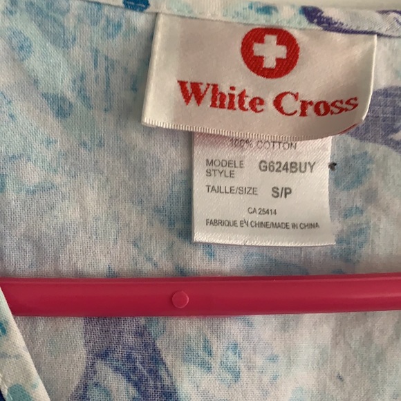 Scrub tops size small - Picture 5 of 10